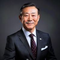 探花在线创始人陈明远的职业形象照，西装笔挺面带自信微笑，展现成熟稳重的企业领导者气质