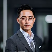 探花在线技术总监王泽宇的职业照片，眼神专注自信，展现扎实的技术研发背景与工程师气质