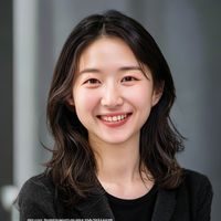 探花在线用户运营总监张雅琳的形象照，亲切自然笑容灿烂，体现以用户为中心的服务理念