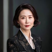 探花在线首席内容官刘晓雯的专业形象，温文尔雅气质优雅，展现深厚的内容领域专业积累