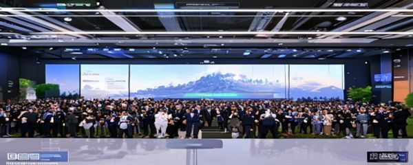探花在线2026年全新版本发布会现场，展示全新UI界面设计与高清视频功能升级